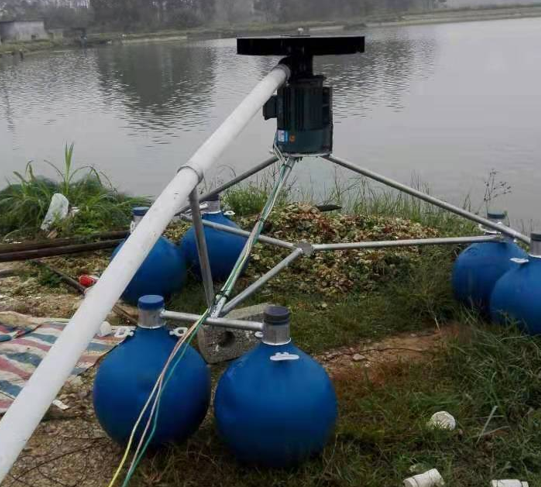 負(fù)壓風(fēng)送參數(shù)，拋料主機(jī)3000W-4000W，主機(jī)轉(zhuǎn)速2800轉(zhuǎn)每分，下料電機(jī)16W，輸料塑料管直徑63*可配40-60米管，500公斤料箱，最大投飼距離40-70米，最大投飼量200-300公斤，料飼破碎率小于百分之五，拋散扇面360度。